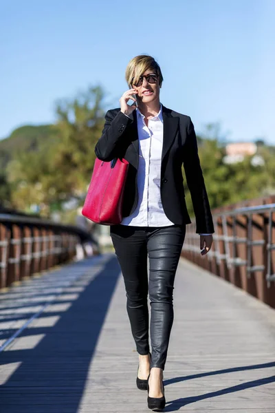 Vista Frontal Mulher Negócios Elegante Segurando Saco Vermelho Andando Pelo — Fotografia de Stock
