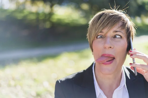 Vista Frontale Elegante Donna Affari Sorridente Seduta Una Panchina Parco — Foto Stock