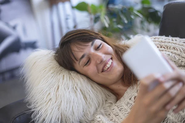 Vista Laterale Bella Giovane Donna Sorridente Sdraiata Sul Divano Pelle — Foto Stock