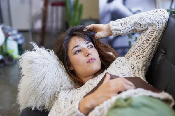 Acima Vista Bela Jovem Mulher Sorridente Deitada Sofá Couro Relaxante — Fotografia de Stock