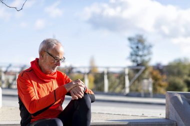 Oturma ve eğitim sırasında smartwatch arıyorum kıdemli koşucu adam. Sonuçlardan memnun.