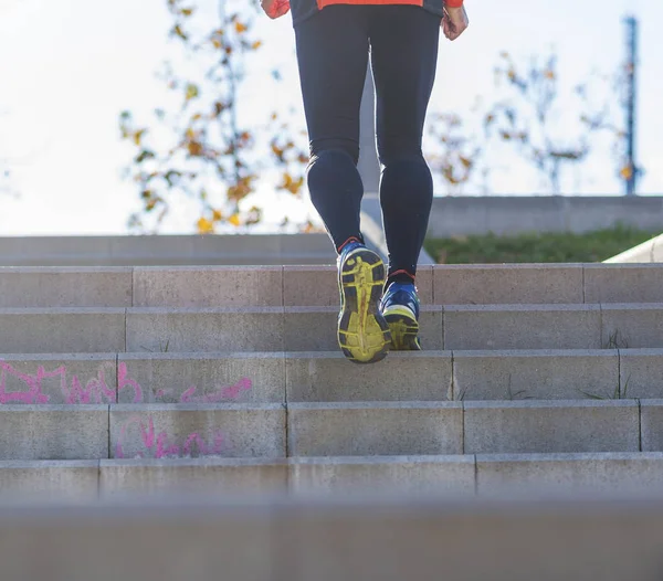 Vista trasera de un atleta caucásico mayor entrenando corriendo arriba y abajo de las escaleras al aire libre en un parque en un día soleado —  Fotos de Stock