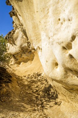 Rock doku ve arka plan tasarımı için. Deniz kıyısı kayalarda görünümünü kapat