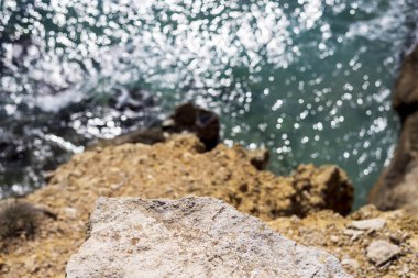 Cliff karşı kırma dalga yukarıdan görüntülemek