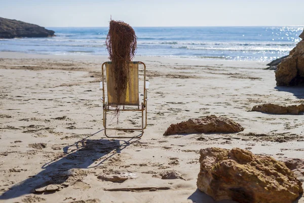 Вид збоку ляльки Стовбур на пляжному стільці, що імітує сонячне проміння людини — стокове фото