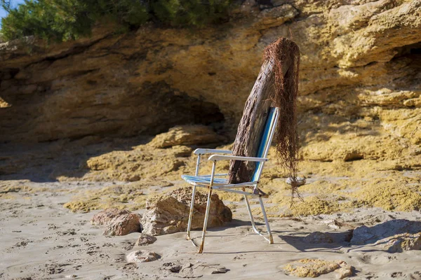 ビーチチェア日光浴人をシミュレートするトランク人形 — ストック写真