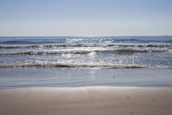 Vista da praia de ondas na superfície do mar — Fotografia de Stock