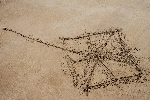Disegno aquilone in fondo sabbia in una giornata luminosa — Foto Stock