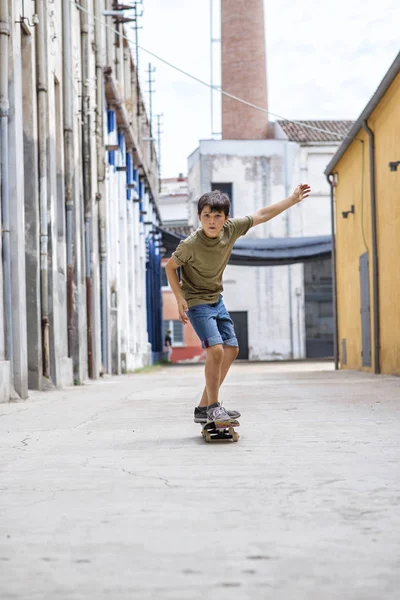 晴れた日に街に乗る陽気なスケーター少年の正面図 — ストック写真