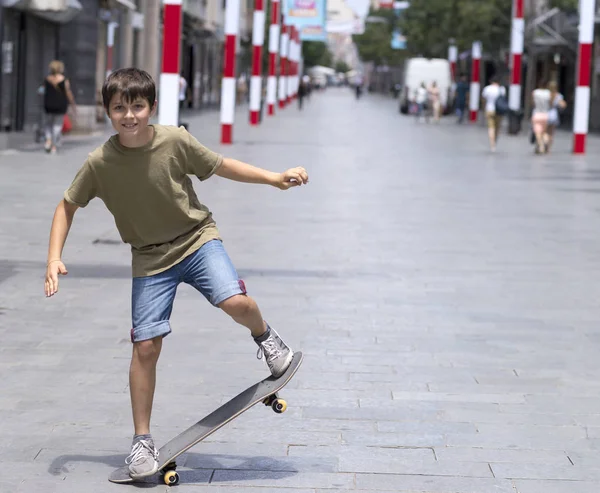 Front Bild Glad Skater Pojke Rida Gatan Solig Dag — Stockfoto