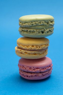 Renkli bir bakcground üzerinde renkli macaroons