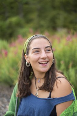 Kendinden emin genç bir kadının portresi.