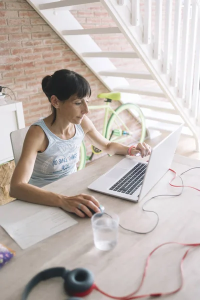 Mulher com laptop trabalhando em casa — Fotografia de Stock