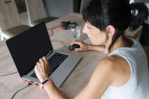 便携式电脑在家工作的女人 — 图库照片