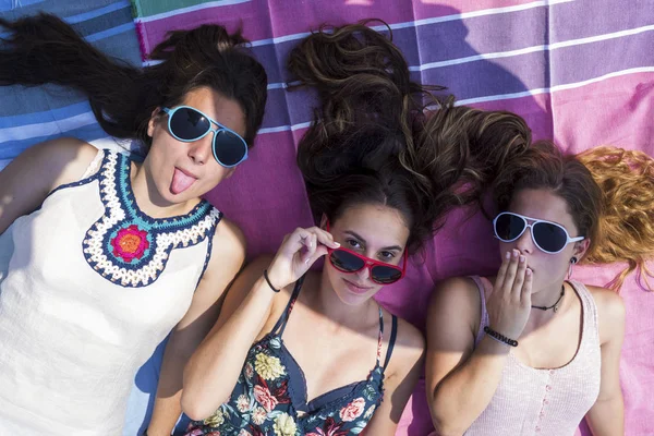 Close-up van vrouwen genieten op het strand — Stockfoto