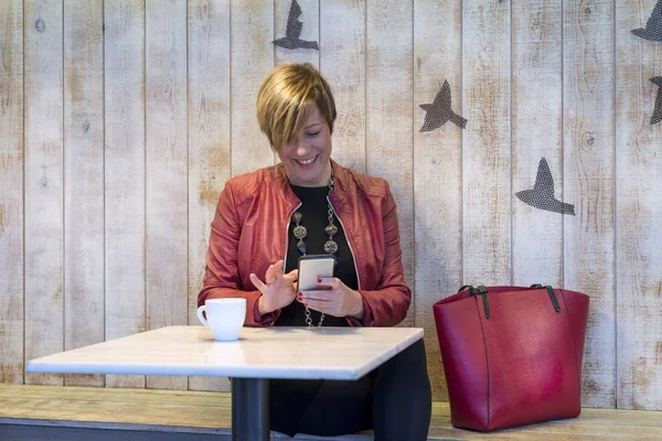 Junge Frau beim Telefonieren in einem Café — Stockfoto