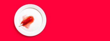 Hafif arkaplanda lezzetli çilekli dondurma.