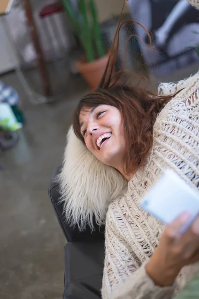 Portret Van Een Glimlachende Aardige Vrouw Met Behulp Van Mobiele — Stockfoto