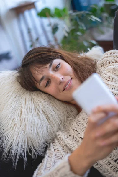 Portret Van Een Glimlachende Aardige Vrouw Met Behulp Van Mobiele — Stockfoto