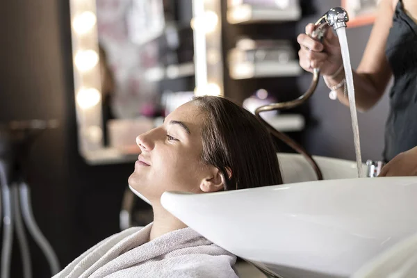 Friseur Wäscht Kunden Salon Die Haare — Stockfoto