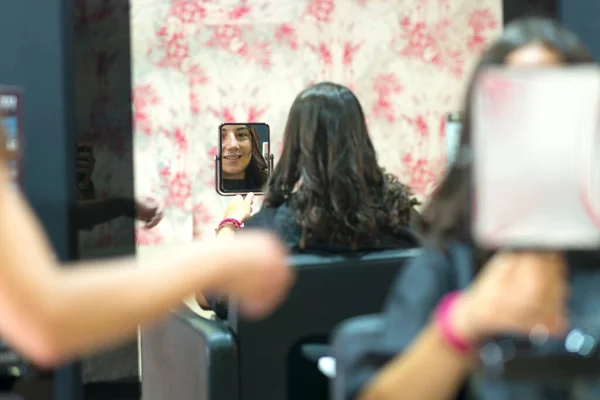 Cliente Mirando Nuevo Corte Pelo Espejo — Foto de Stock