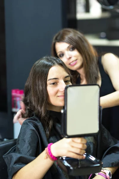 Kundin Blickt Auf Ihren Neuen Haarschnitt Spiegel — Stockfoto
