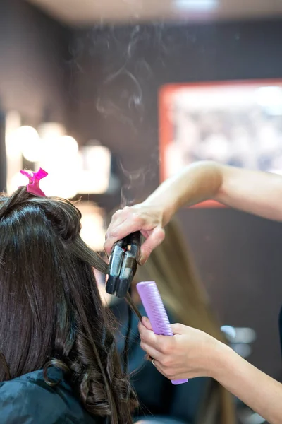 Friseur Glättet Lange Braune Haare — Stockfoto