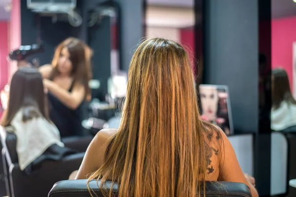 Frau Lässt Haare Mit Trockner Stilisieren — Stockfoto