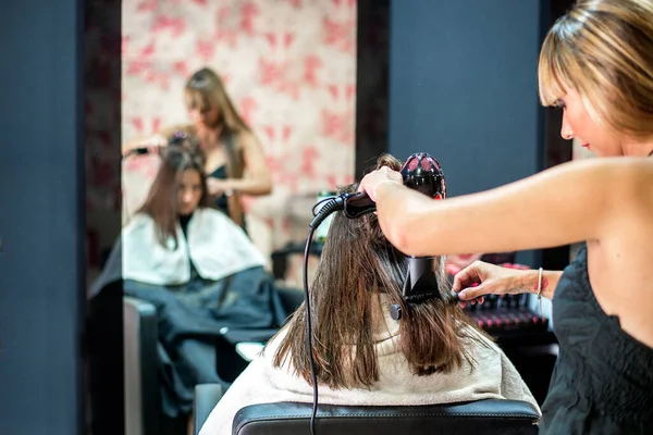 Frau Lässt Haare Mit Trockner Stilisieren — Stockfoto