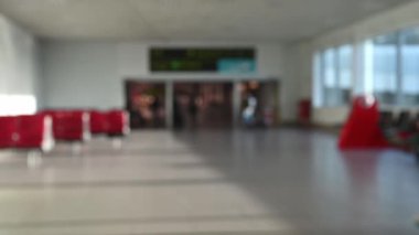 Bulanık insanlar Lizbon havaalanındaki kalkış terminalinde yürüyor