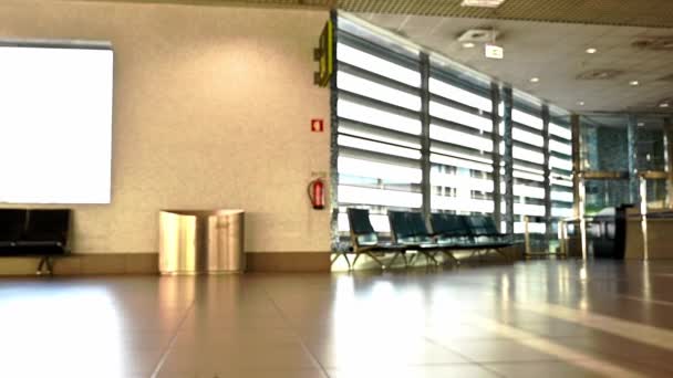 Des Personnes Floues Marchent Terminal Départ Aéroport Lisbonne Clip Vidéo