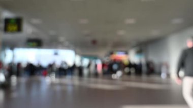 Bulanık insanlar Lizbon havaalanındaki kalkış terminalinde yürüyor