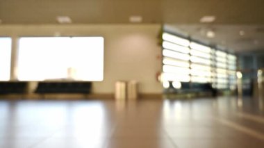 Uluslararası havaalanı. İş adamları yük arabalarını çekiyor. Terminal turistleri geliyor ve lobide yürüyor.