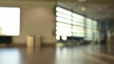 Uluslararası havaalanı. İş adamları yük arabalarını çekiyor. Terminal turistleri geliyor ve lobide yürüyor.