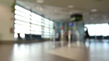 Uluslararası havaalanı. İş adamları yük arabalarını çekiyor. Terminal turistleri geliyor ve lobide yürüyor.