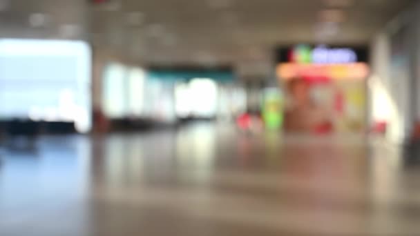 Размытые Люди Ходят Терминале Вылета Аэропорту Лиссабона Лицензионные Стоковые Видеоролики