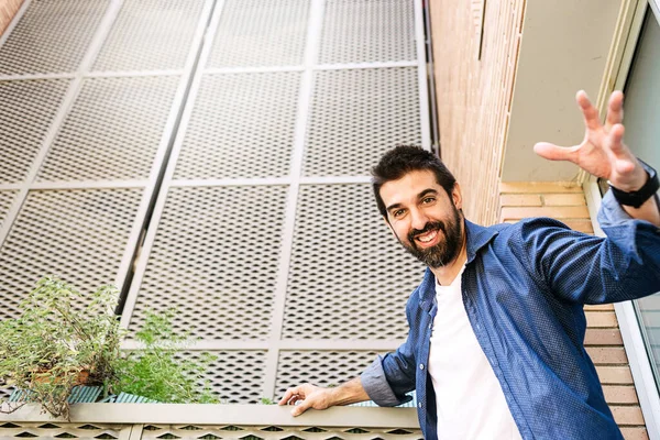 Baard Man Met Gestrekte Armen Zoek Naar Camera Terwijl Glimlachen — Stockfoto