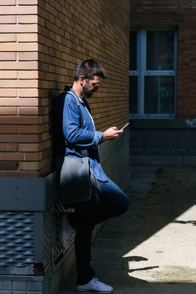 Portrait Bearded Man Using His Mobile — Stock Photo, Image