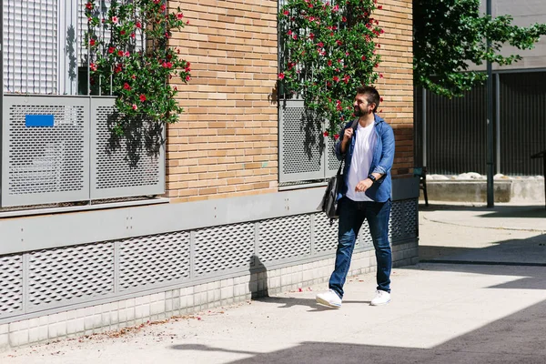 Mann Freizeitkleidung Läuft Mit Umhängetasche Auf Der Straße — Stockfoto