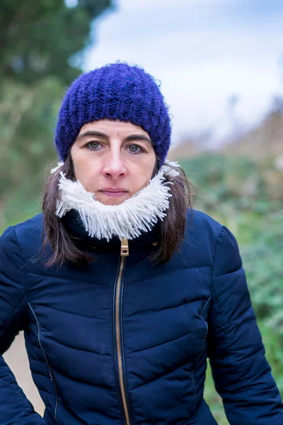 Ritratto Donna Con Cappello Lana Sciarpa Che Guarda Macchina Fotografica — Foto Stock