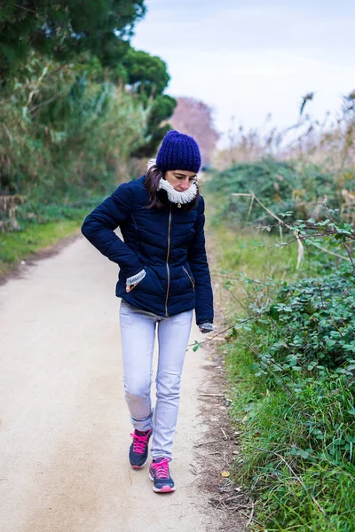 Vrouw Een Wol Pet Lopen Een Weg Herfst — Stockfoto