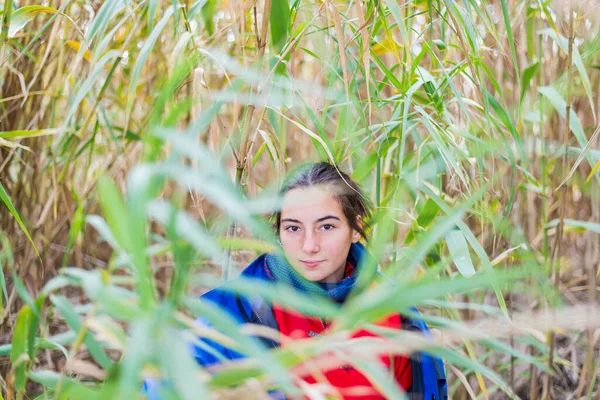 Mladá Žena Skrývající Keřem Lese — Stock fotografie