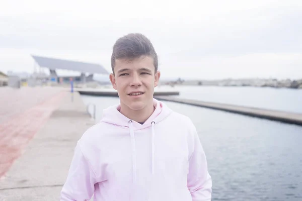 Молодой Подросток Идущий Набережной Отворачиваясь — стоковое фото