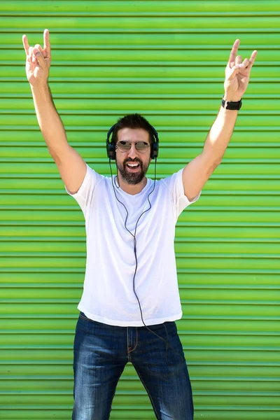 Cool Trendig Rolig Skägg Kille Hörlurar Lyssna Musik Färgad Bakgrund — Stockfoto