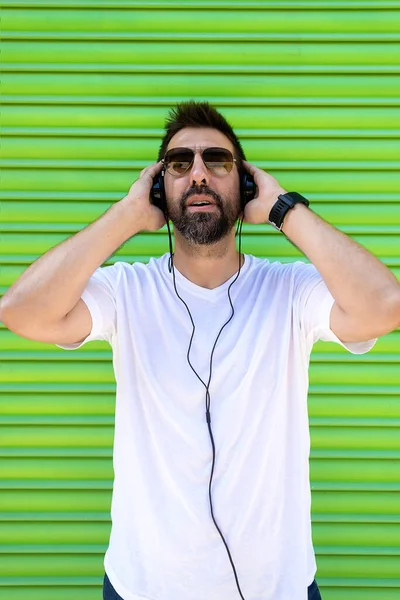 Cool Trendig Rolig Skägg Kille Hörlurar Lyssna Musik Färgad Bakgrund — Stockfoto