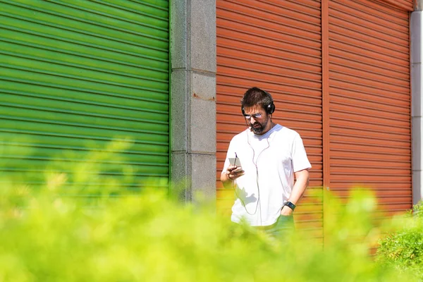 Baard Man Met Koptelefoon Een Zonnebril Met Behulp Van Een — Stockfoto