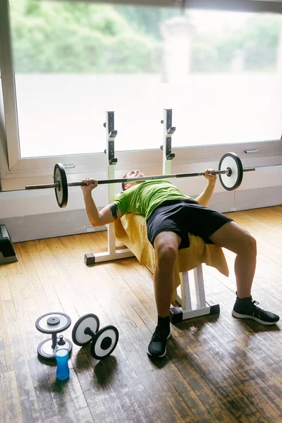 Bearded Guy Lifting Weights Gym — Stock Photo, Image