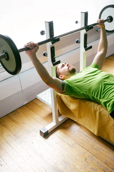 Bearded Guy Lifting Weights Gym — Stock Photo, Image