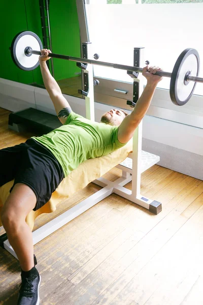 Bearded Guy Lifting Weights Gym — Stock Photo, Image