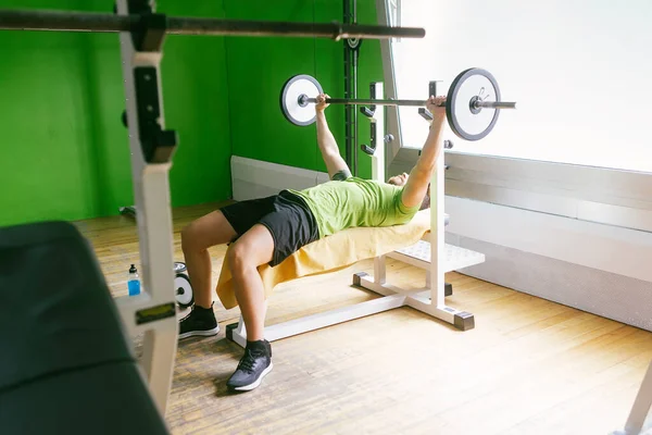 Bearded Guy Lifting Weights Gym — Stock Photo, Image